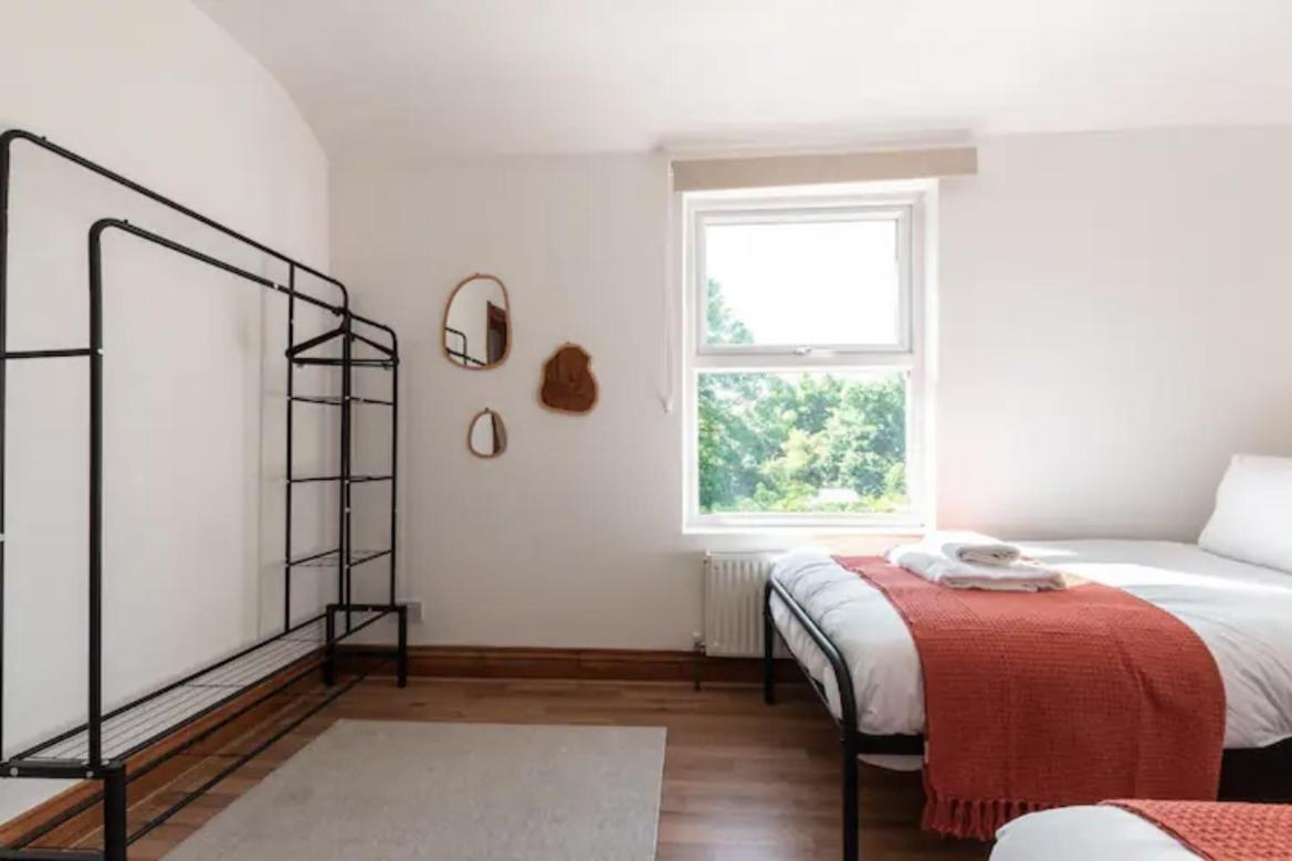 Metropolitan - 2 Bed, Private Parking Apartment, Great Commercial Home From Home Stay! سوثامبتون المظهر الخارجي الصورة
