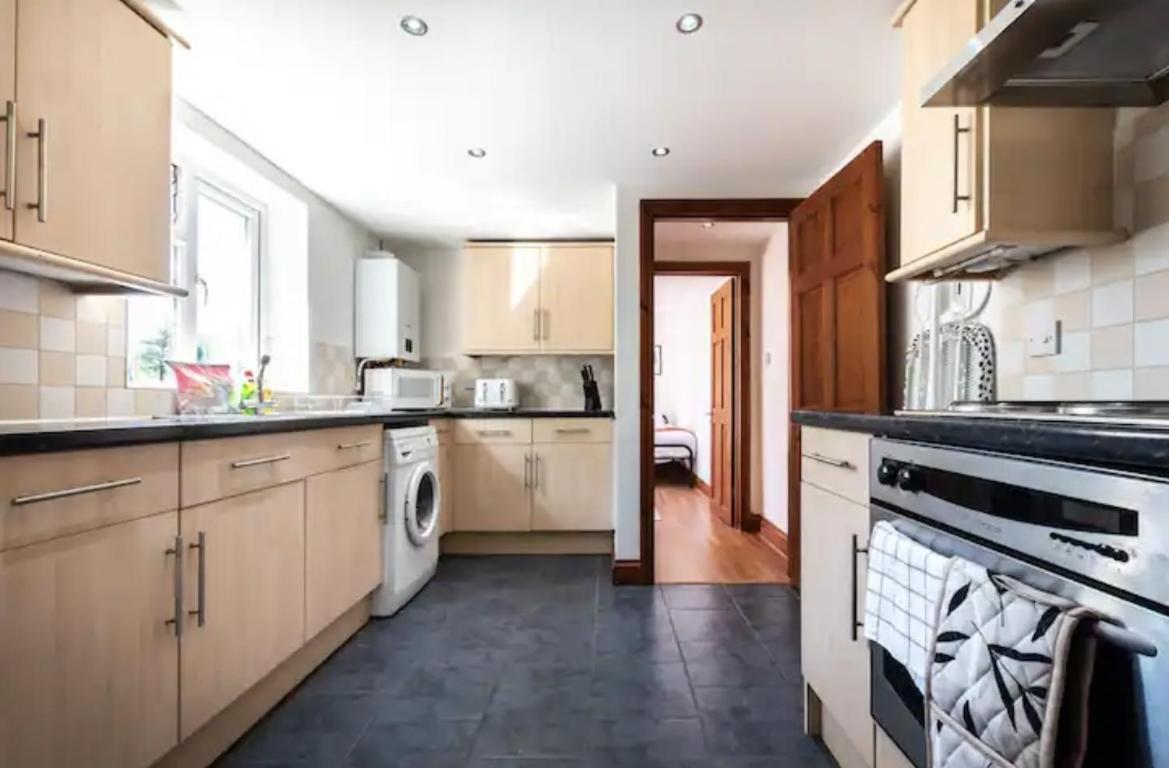 Metropolitan - 2 Bed, Private Parking Apartment, Great Commercial Home From Home Stay! سوثامبتون المظهر الخارجي الصورة